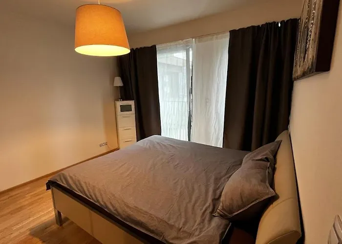 Apartman Garden Tower - 8 Min Do Centra, Garaz