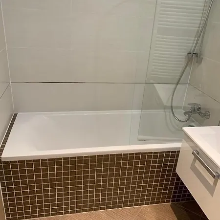 Garden Tower - 8 Min Do Centra, Garaz Apartment Prague