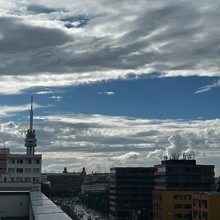 Garden Tower - 8 Min Do Centra, Garaz Apartment Prague