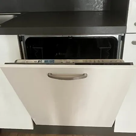 Garden Tower - 8 Min Do Centra, Garaz Apartment *