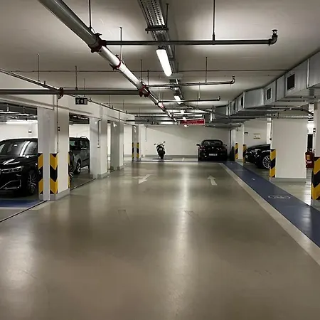 Garden Tower - 8 Min Do Centra, Garaz Apartment Prague