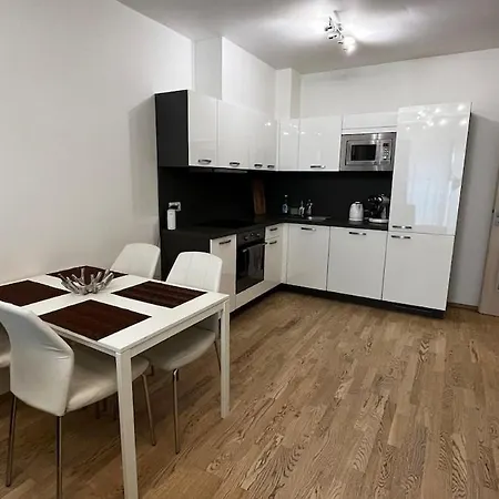 Garden Tower - 8 Min Do Centra, Garaz Apartman *